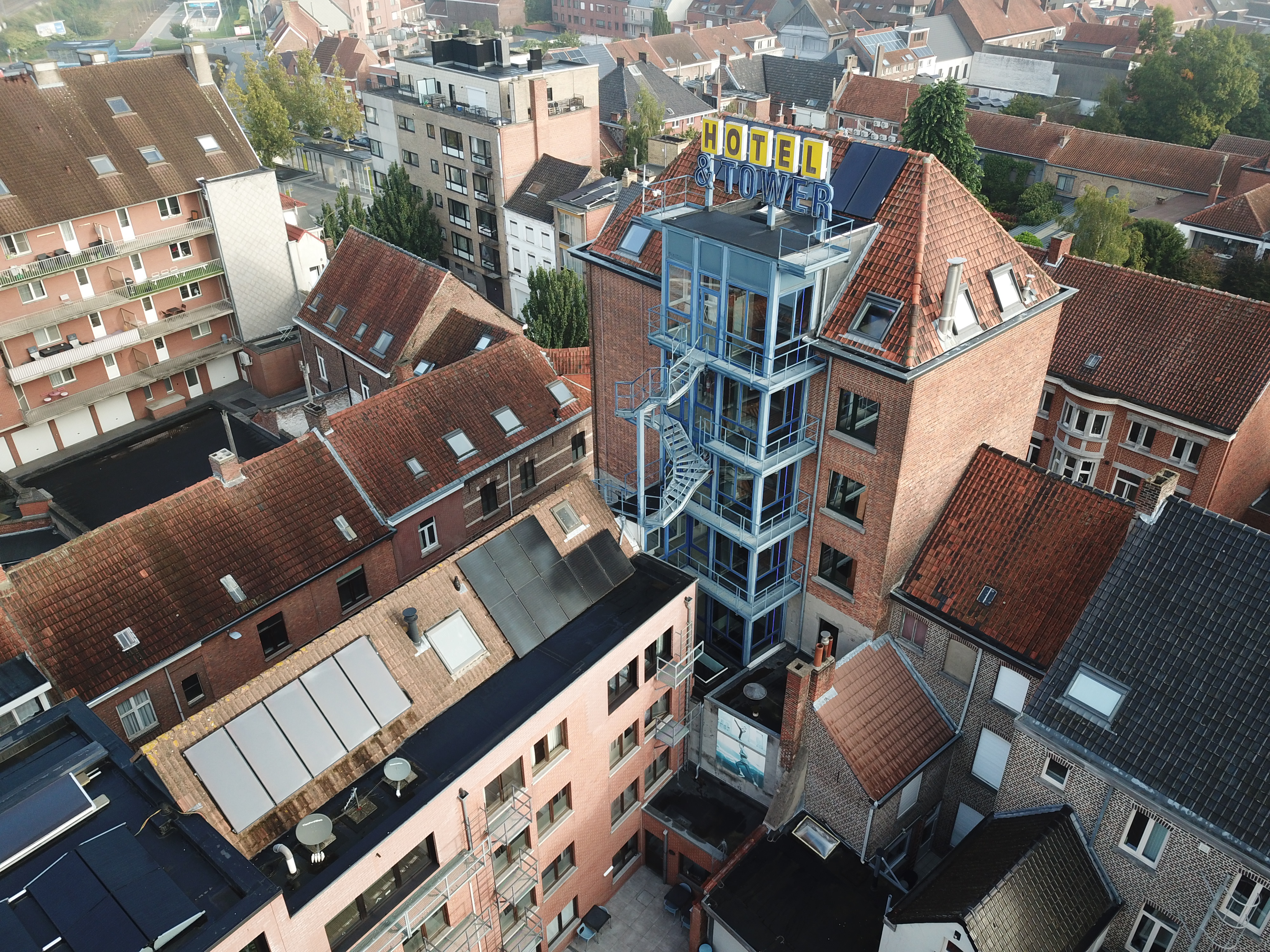 Luchtfoto met zicht op achterzijde met en toren met zonnepanelen en de zonneboilers