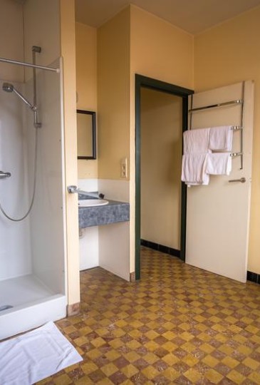 geniet van de ruime badkamer