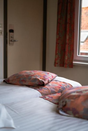 Detail zicht van de slaapkamer met gescheiden bedden.