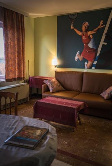 family room met zicht op een comfortabel zitbank