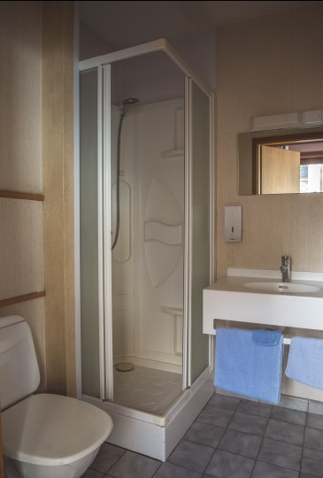 zicht op de badkamer