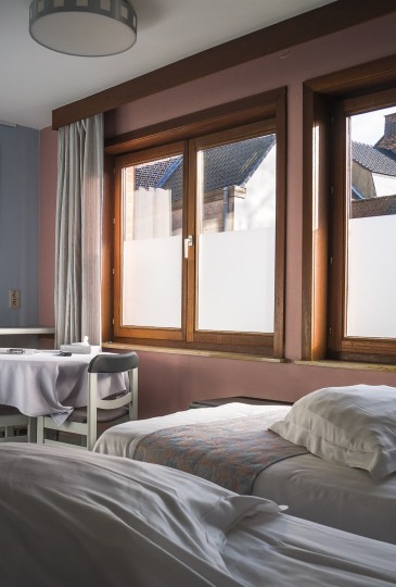 zicht op de tafel van de twee persoonskamer