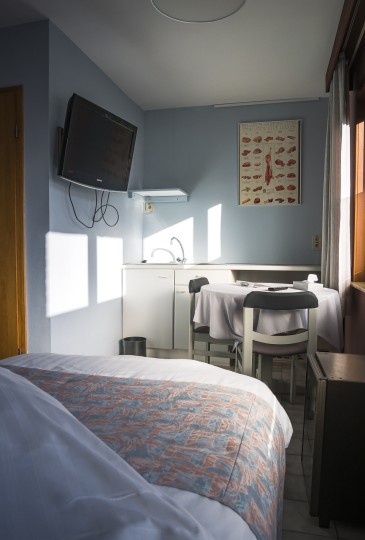 zicht op de kitchenette van een twee persoonskamer